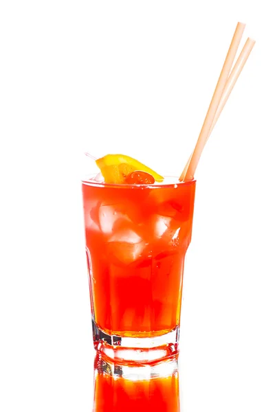 Cocktail colorato su sfondo bianco — Foto Stock