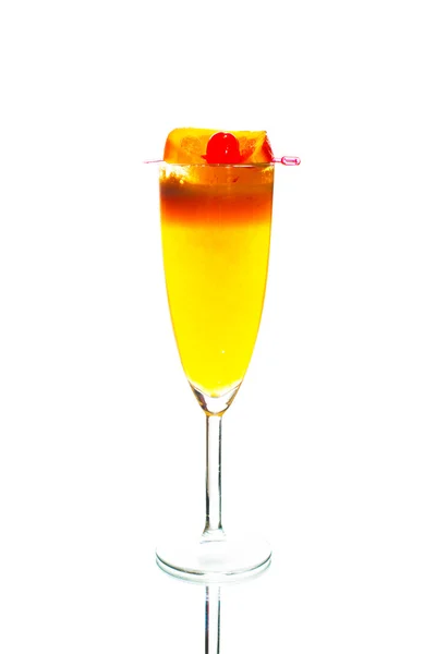 Färgade cocktail på vit bakgrund — Stockfoto