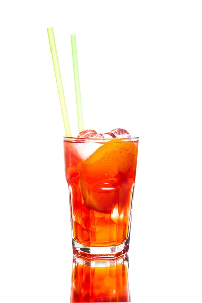 Värillinen cocktail valkoisella taustalla — kuvapankkivalokuva