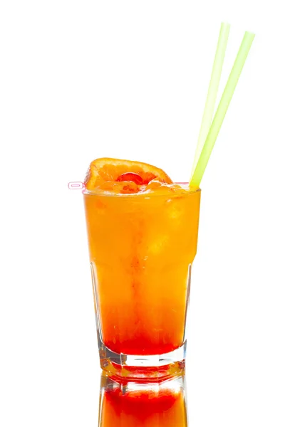 Värillinen cocktail valkoisella taustalla — kuvapankkivalokuva