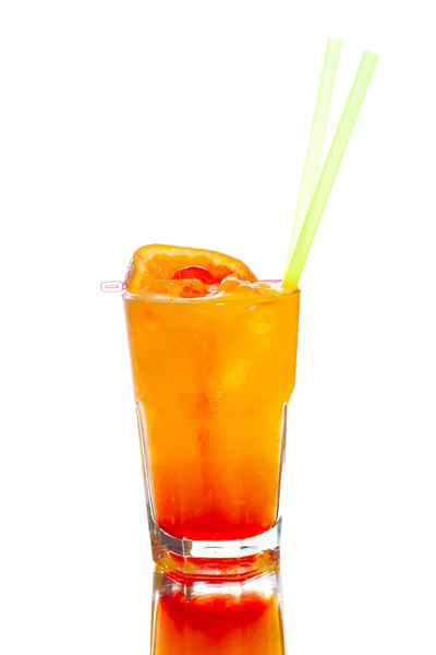 Färgade cocktail på vit bakgrund — Stockfoto