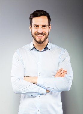 Akıllı bir ciddi genç adam ayakta portresi 