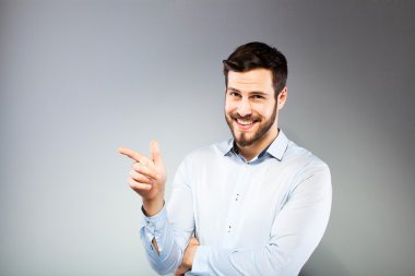 Akıllı bir ciddi genç adam ayakta portresi 