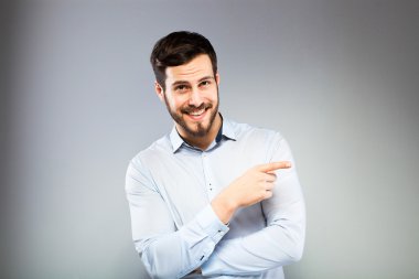 Akıllı bir ciddi genç adam ayakta portresi 