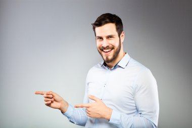 Akıllı bir ciddi genç adam ayakta portresi 