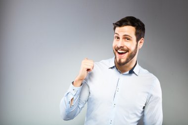 Akıllı bir ciddi genç adam ayakta portresi 