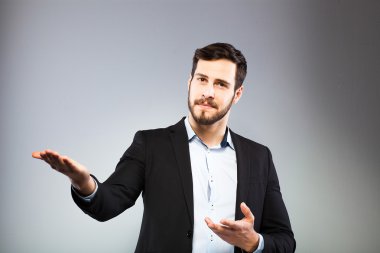 Akıllı bir ciddi genç adam ayakta portresi 