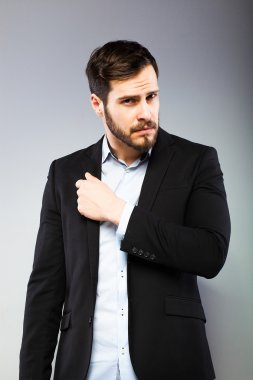 Akıllı bir ciddi genç adam ayakta portresi 