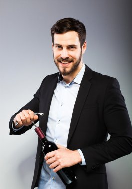 yakışıklı adam açılış şişe şarap