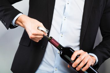 yakışıklı adam açılış şişe şarap