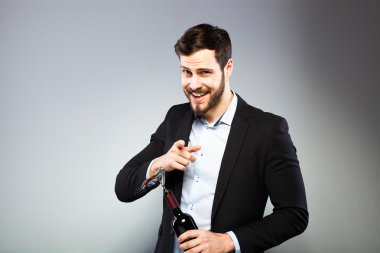 yakışıklı adam açılış şişe şarap