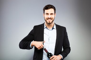 yakışıklı adam açılış şişe şarap
