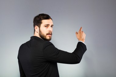 zarif adam duvara gösterilen