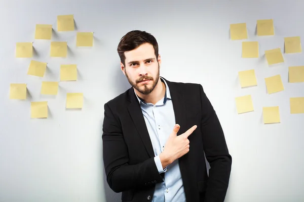 Man står intill en vägg med postits — Stockfoto