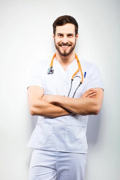 Schöner Arzt, der neben Mauer steht — Stockfoto