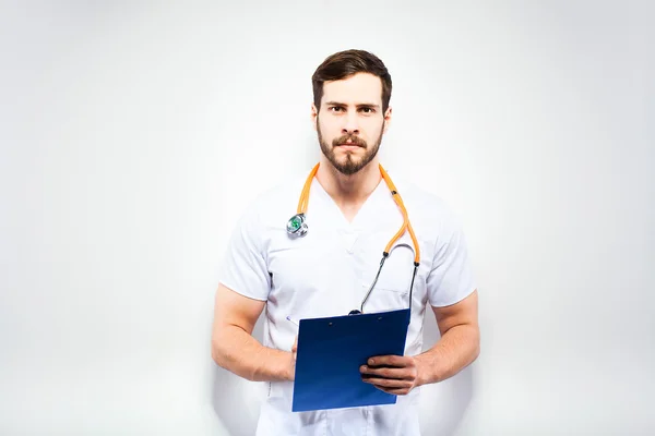 Knappe dokter permanent volgende aan muur — Stockfoto