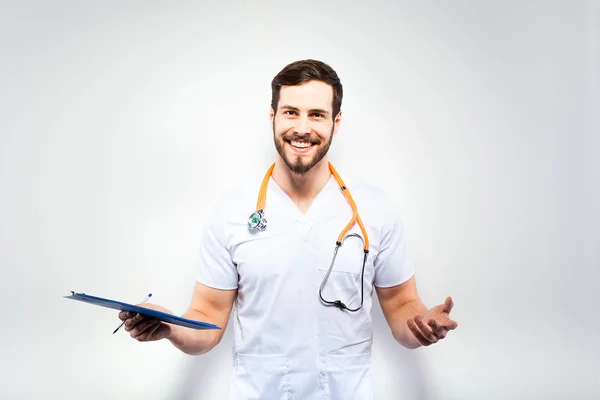 Bonito médico de pé ao lado da parede — Fotografia de Stock