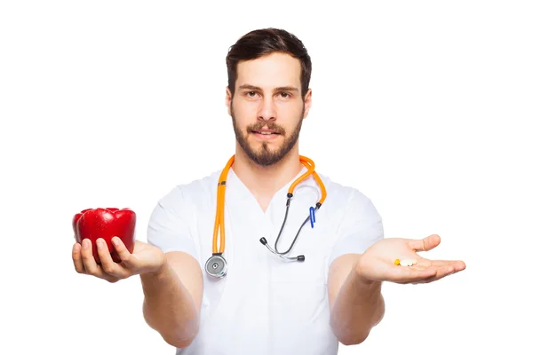 Bello maschio medico mostrando insalata e pillole — Foto Stock