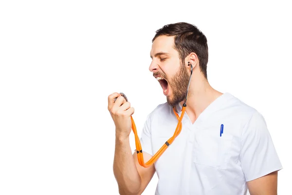 男性の医師が聴診器で聴く — ストック写真