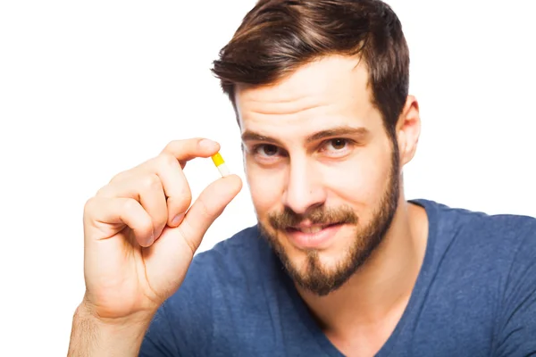 Bonito homem mostrando pílulas — Fotografia de Stock