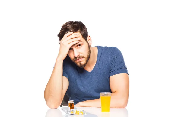 Man met vooraan pillen en jus d'orange — Stockfoto