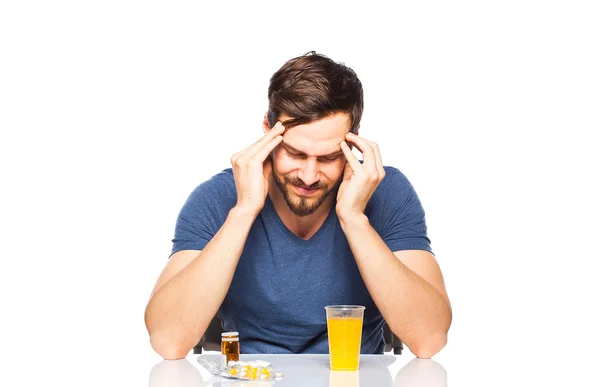 Hombre teniendo en frente píldoras y jugo de naranja — Foto de Stock