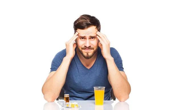 Homem tendo em pílulas dianteiras e suco de laranja — Fotografia de Stock