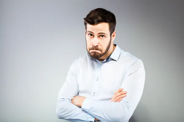 Retrato de un joven inteligente y serio de pie — Foto de Stock