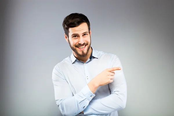 Retrato de un joven inteligente y serio de pie — Foto de Stock