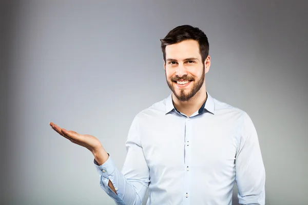 Retrato de un joven inteligente y serio de pie — Foto de Stock