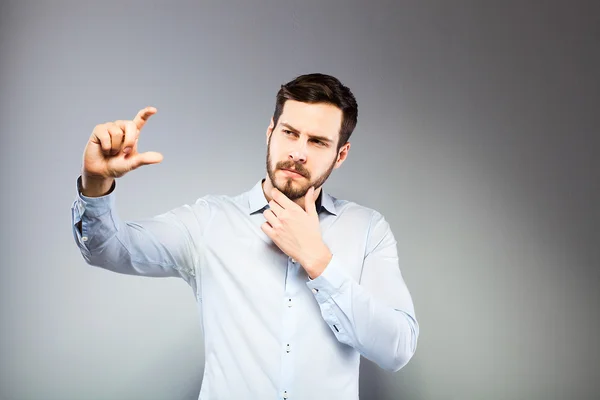 Retrato de un joven inteligente y serio de pie — Foto de Stock