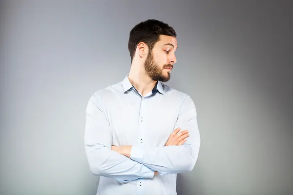 Retrato de un joven inteligente y serio de pie — Foto de Stock