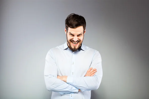 Retrato de un joven inteligente y serio de pie — Foto de Stock