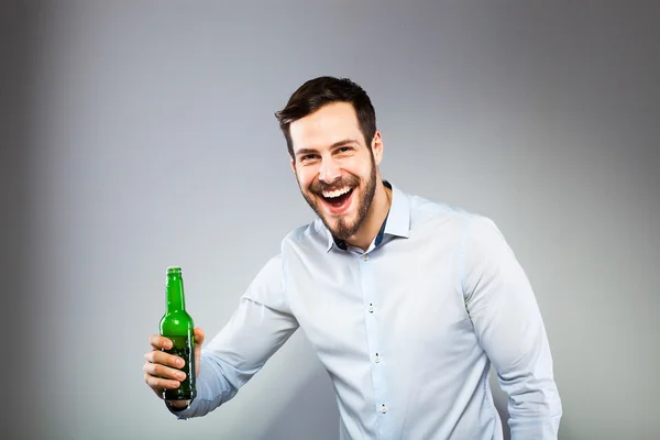 Portrait d'un jeune homme intelligent et sérieux buvant de la bière — Photo