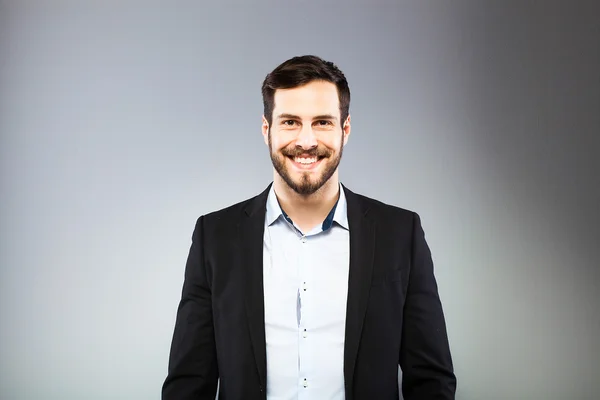 Retrato de un joven inteligente y serio de pie —  Fotos de Stock