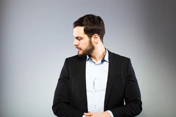 Portrait d'un jeune homme intelligent et sérieux debout — Photo