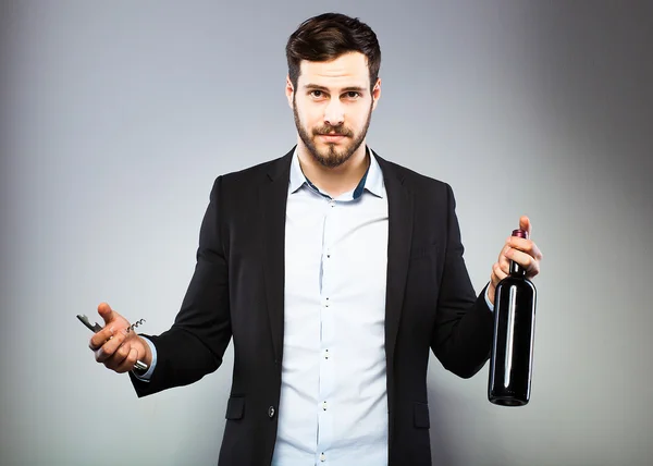 Όμορφος άντρας άνοιγμα μπουκάλι κρασί — Φωτογραφία Αρχείου