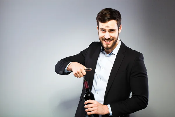Όμορφος άντρας άνοιγμα μπουκάλι κρασί — Φωτογραφία Αρχείου