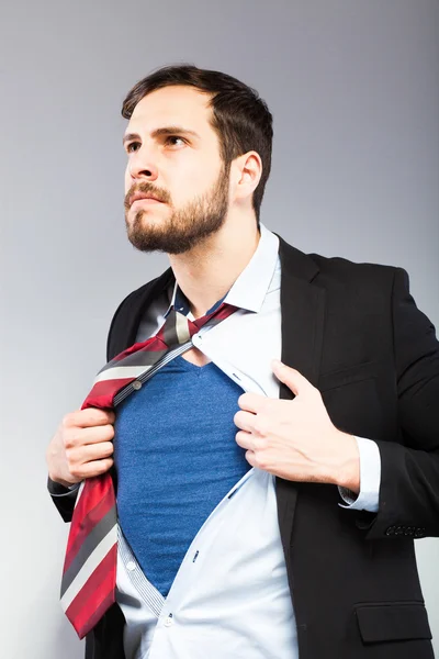 Jonge zakenman gedraagt zich als een super held — Stockfoto