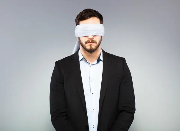 Hombre elegante con los ojos vendados — Foto de Stock