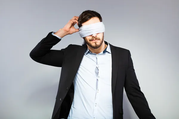 Homem elegante de olhos vendados — Fotografia de Stock