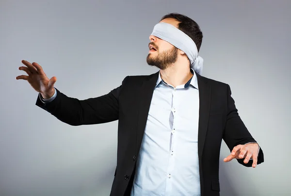 Hombre elegante con los ojos vendados —  Fotos de Stock