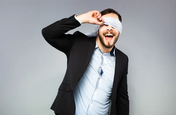 Hombre elegante con los ojos vendados — Foto de Stock