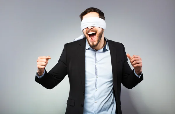 zarif insan gözü kapalı