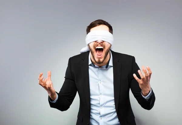 Hombre elegante con los ojos vendados — Foto de Stock