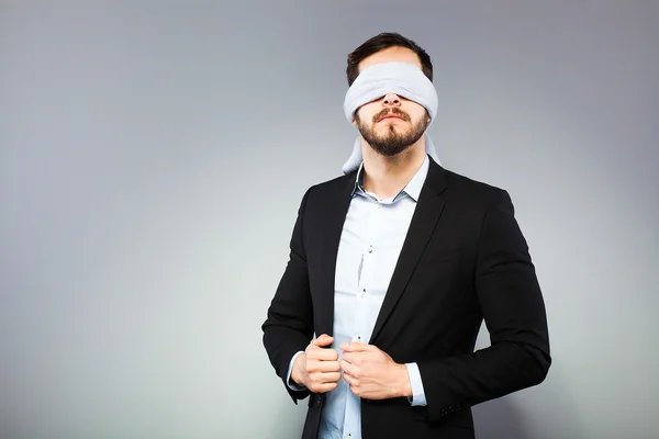 Homem elegante de olhos vendados — Fotografia de Stock