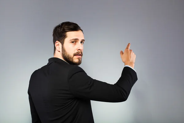 Eleganter Mann zeigt die Mauer — Stockfoto