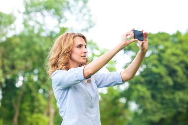 Güzel kadın smartphone ile fotoğraf çekmek
