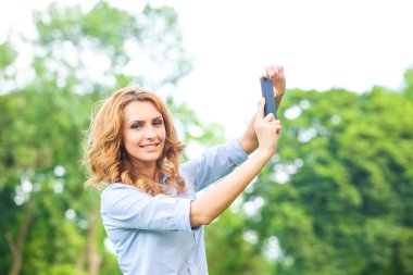 Güzel kadın smartphone ile fotoğraf çekmek
