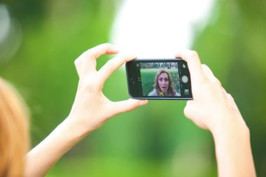 Güzel kadın smartphone ile fotoğraf çekmek